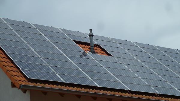 Paneles solares sobre un tejado. Fotografía de Benito Pordos para EFEverde