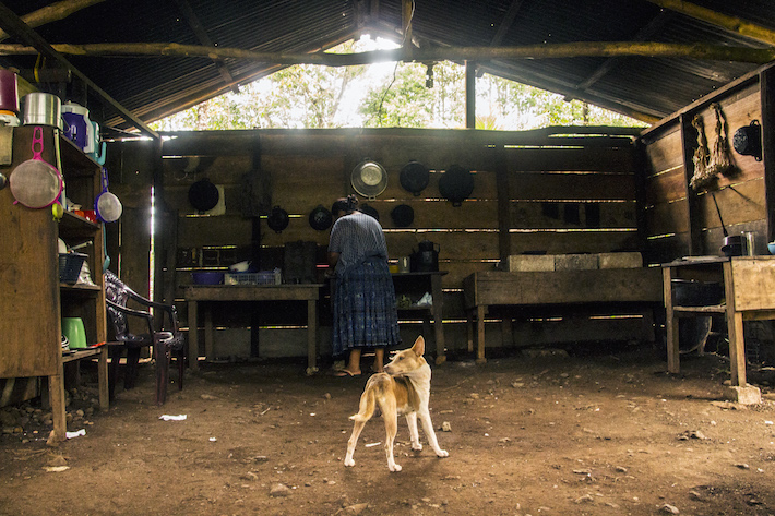 María Cuc Choc, lideresa indígena Maya Q'eqchi', en la cocina de su casa. Foto: Jessica Guifarro.