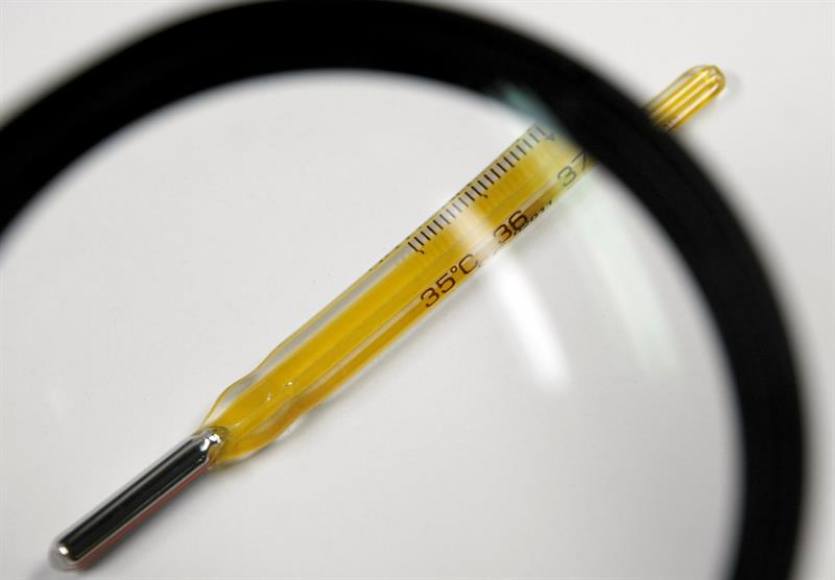 Vista de un termómetro de mercurio, prohibidos en 2007 por el Parlamento Europeo. (Foto: EFE/JUANJO MARTÍN)