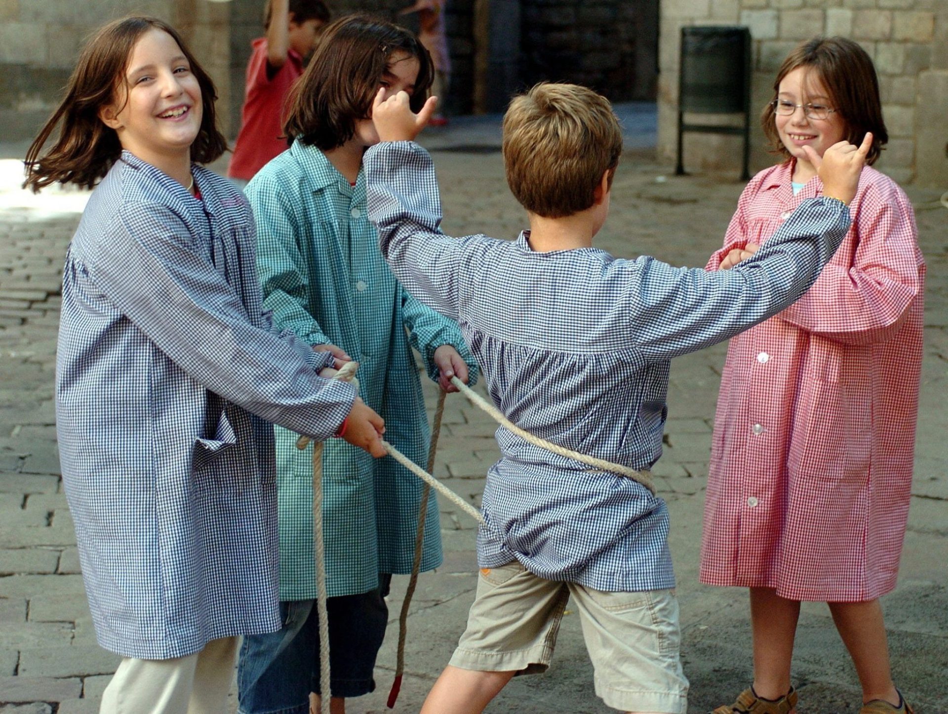  Alumnos de primaria de la escuela Sant Felip Neri se divierten durante el recreo.  EFE/Julián Martín