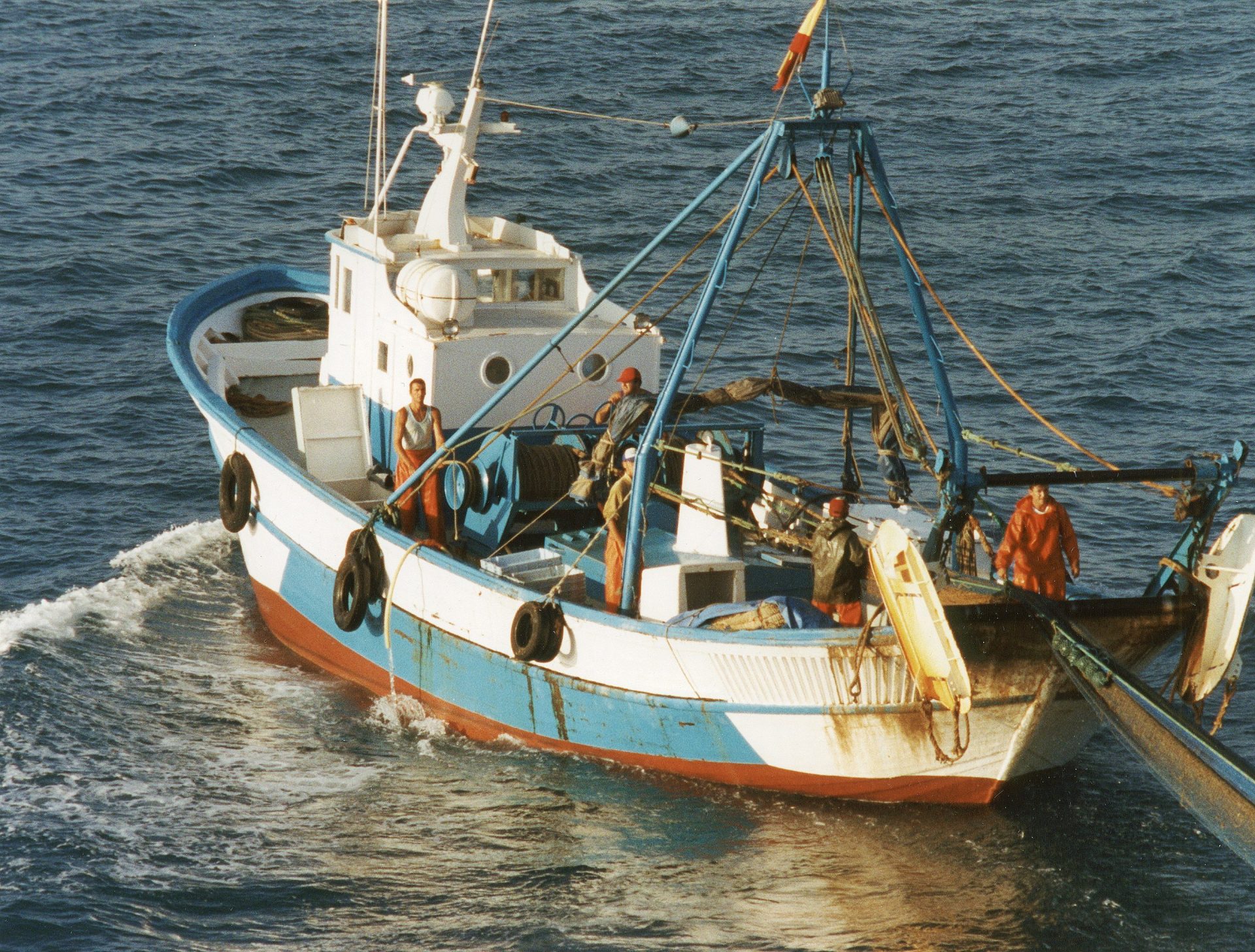 Miembros de Greenpeace detectaron  la presencia de buques pesqueros de arrastre faenando ilegalmente en las costas de Levante, cerca de Alicante.  EFE