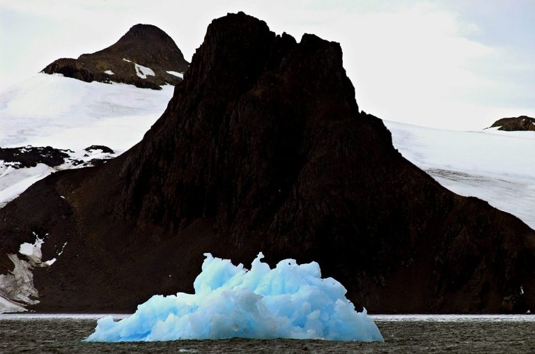 Un enorme iceberg desprendido de un glaciar flota a la deriva en el ...
