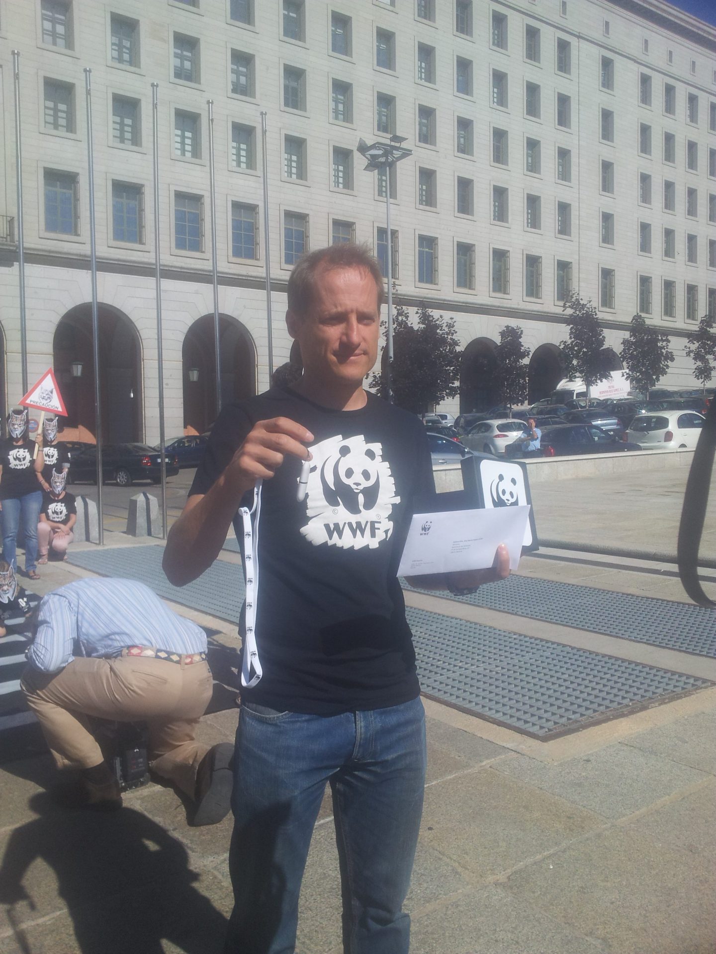 Luis Suárez, responsable del programa de Especies de WWF muestra la carta y el pen-drive con las 15.000 firmas de la campaña. EFE/Beatriz Pérez