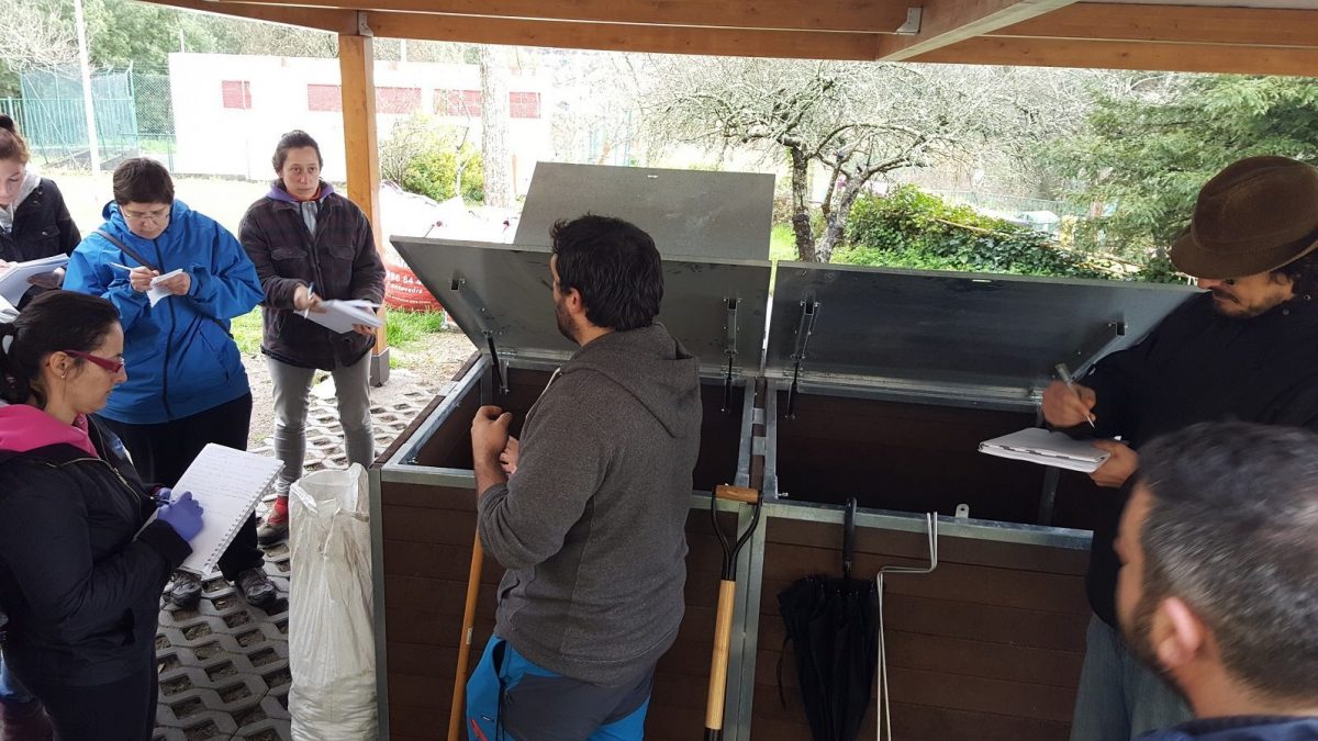 Técnicos comprueban  el estado del compostaje en la Ciudad Infantil de Pontevedra. Foto: Diputación.