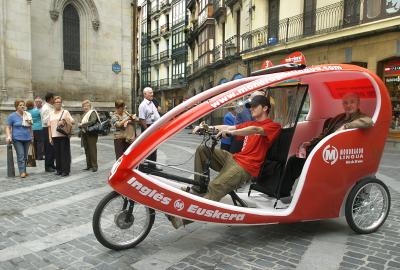 Imagen de archivo de una "bici-taxi" en Bilbao. EFE/ALFREDO ALDAI