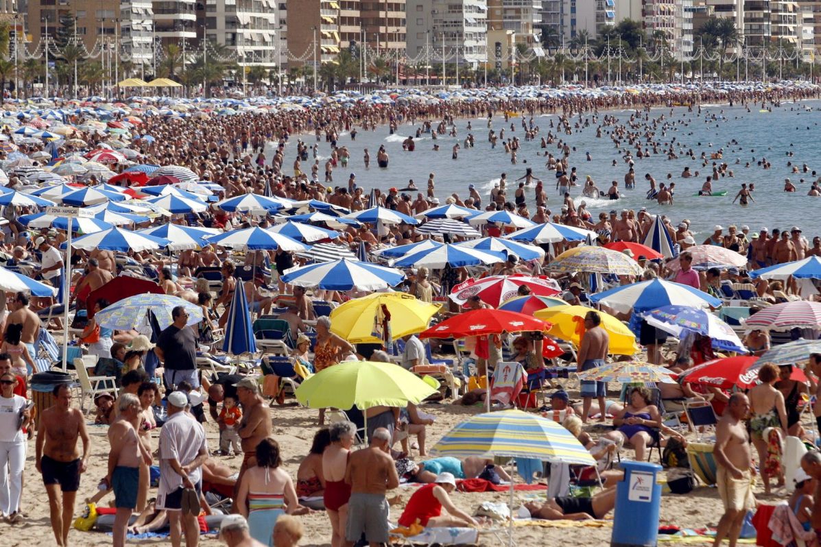 Una imagen de archivo de la playa de Poniente en Benidorm (Alicante). EFE/MORELL