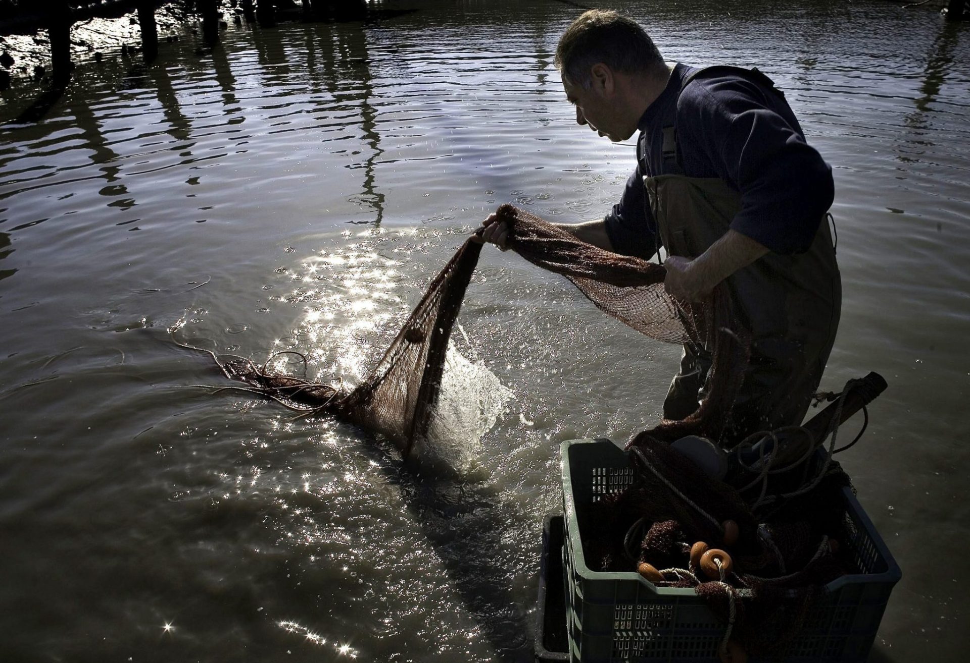 Imagen de archivo de un pescador recogiendo la red en las Salinas de San Fernando (Cádiz). EFE/ Jorge Zapata.