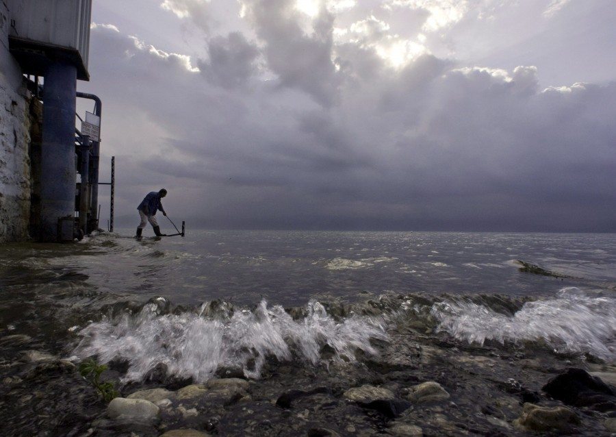 Un funcionario comprobando el nivel del agua en el Mar de Galilea, Israel. Foto de archivo. EFE/Jim Hollander