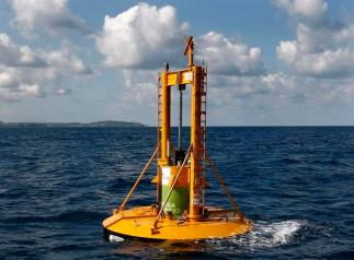 Fotografía de archivo de http://www.lafototeca.com de Agencia EFE. Boya marina que convierte en energía eléctrica el movimiento de las olas instalado por la compañía Iberdrola Renovables frente a Santoña . EFE/Esteban Cobo