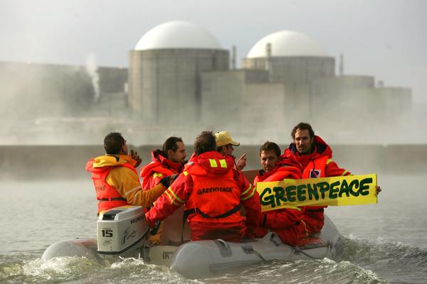 Almaraz (Cáceres), 24/05/07.- Activistas de Greenpeace, durante la protesta realizada hoy en la Central Nuclear de Almaraz. EFE/Santi Burgos ***SOLO USO EDITORIAL***