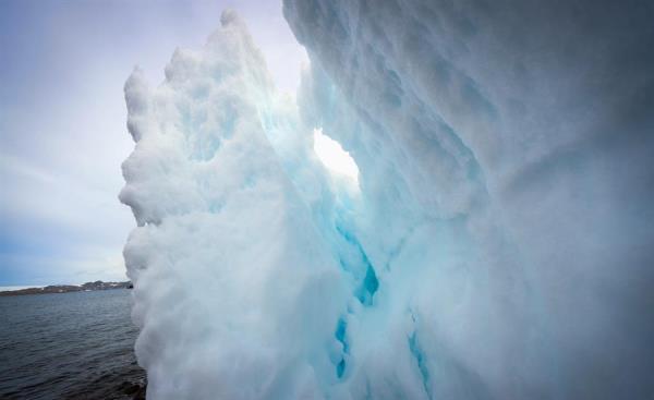 El glaciar Collins, que rodea la Base Científica Antártica Artigas de Uruguay, muestra los efectos del calentamiento global y el deshielo causado por las temperaturas registradas en el verano antártico el pasado 17 de enero, en la Isla Rey Jorge (Antártida). EFE/ Federico Anfitti