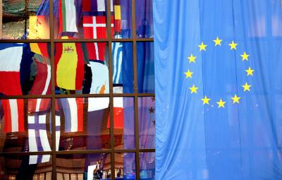 Fotografía de archivo de la bandera de la Unión Europea, junto a varias de los países miembros.EFE/Olivier Hoslet