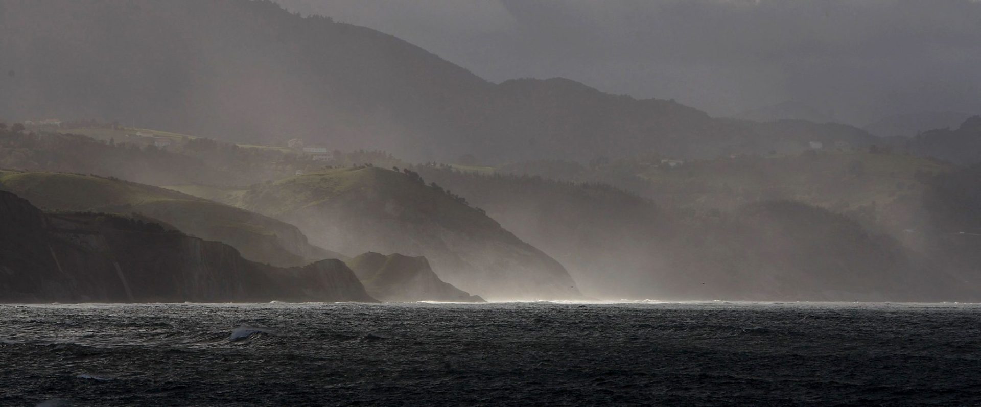 Costa guipuzcoana desde Zumaia.EFE/Javier Etxezarreta