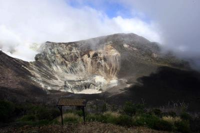 Cráter del volcán Turrialba. EFE/Jeffrey Arguedas