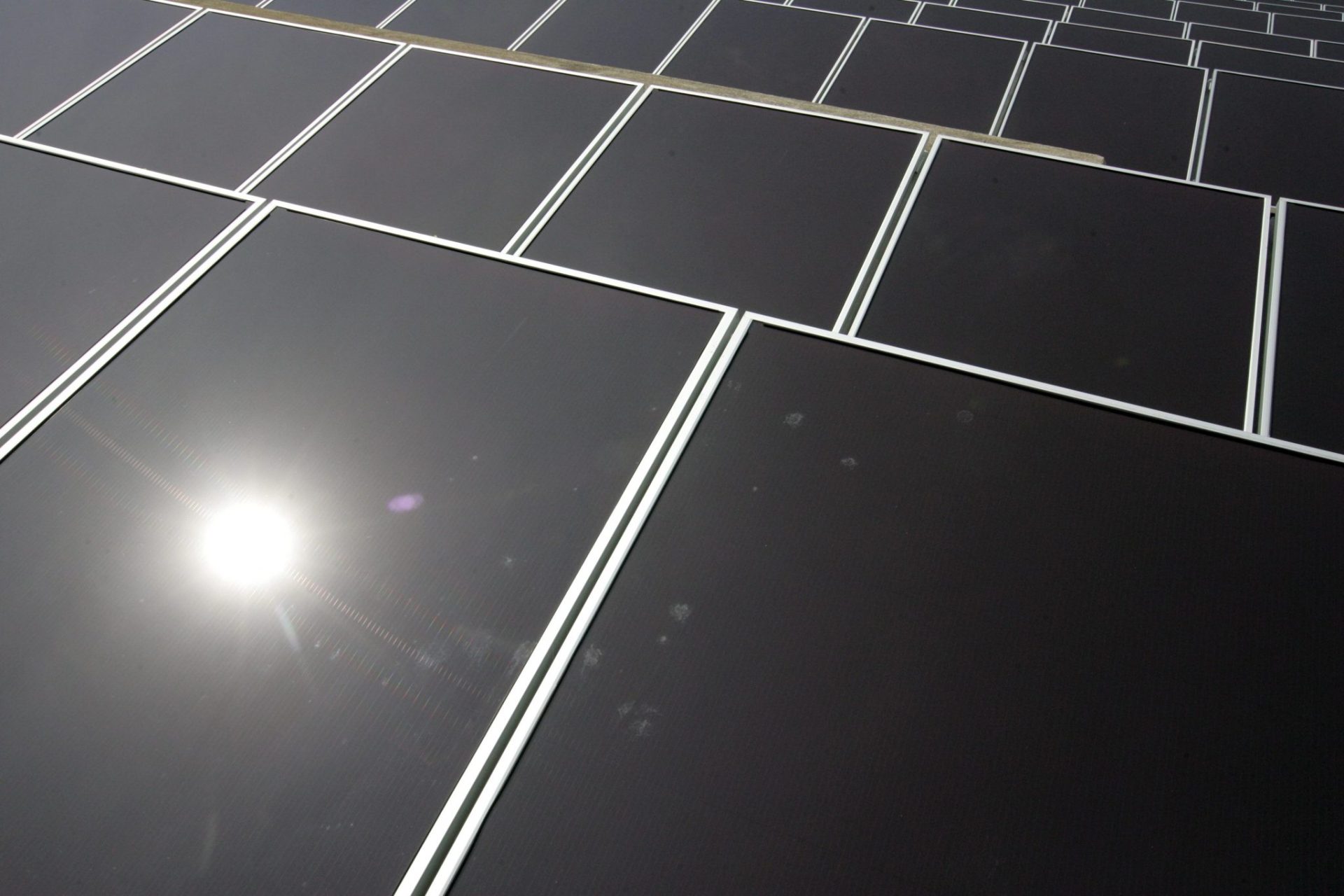 Paneles solares instalados en el tejado de la estación eléctrica Lamma de Hong Kong Electric (HKE), en Hong Kong (China). EFE/Alex Hofford