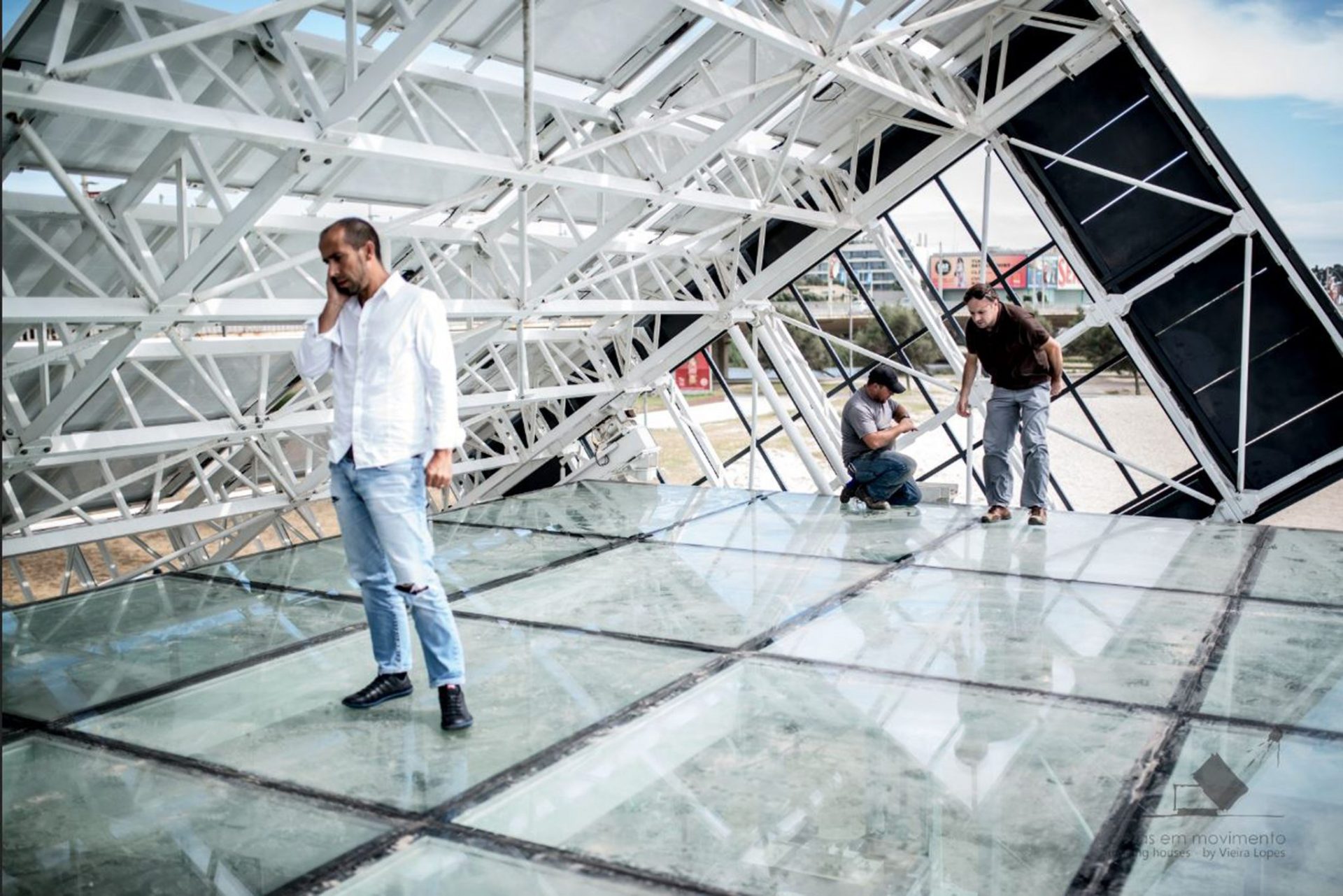  En la imagen unos operarios montando la cubierta de paneles fotovoltaicos en la casa de Oporto. Foto: Casas Em Movimento 