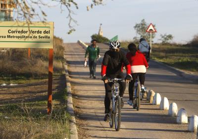 Imagen de archivo de un grupo de iclistas en el Corredor verde del Área Metropolitana de Sevilla.EFE/Juan Ferreras
