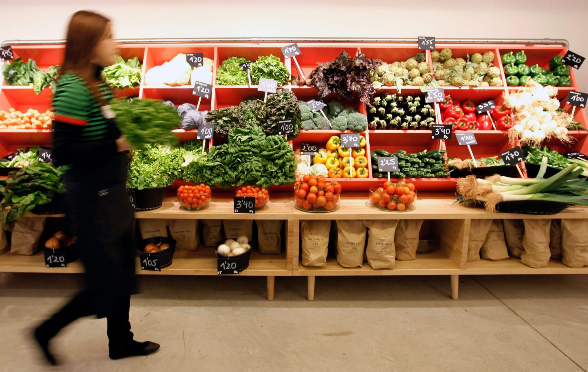 Una tienda de frutas y hortalizas ecológicas. EFE/ Juan Carlos Cárdenas