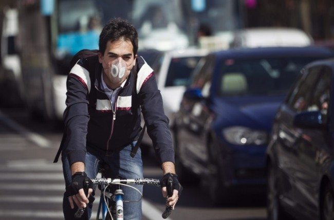 Un ciclista con una mascarilla circula por las calles de Madrid.EFE/Emilio Naranjo