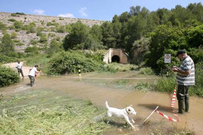 Técnicos de la Agencia Catalana del Agua (ACA) controlan el desembalse del pantano de El Catllar EFE/Jaume Sellart