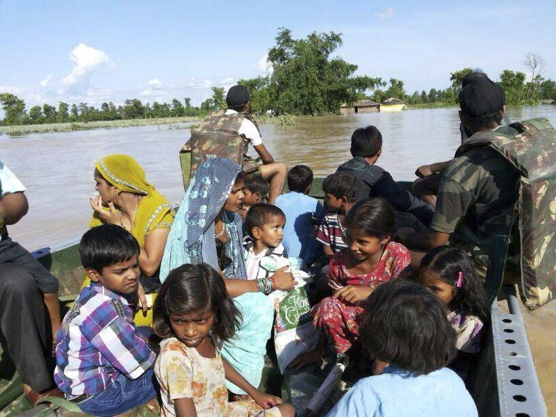 Fotografía cedida por el Ejército indio que muestra soldados indios en una operación de rescate en las zonas inundadas de Pilibhit, Uttar Pradesh, India hoy, viernes 21 de junio de 2013. Según los medios, el número de muertes alcanza los 763, aunque se prevé que siga en aumento. Unas 34.000 personas han sido rescatadas. EFE/Indian Army / Handout