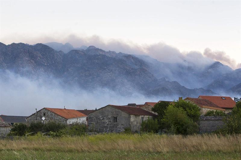 Vista general del monte Pindo, en Carnota, arrasado por el fuego. EFE/Óscar Corral.
