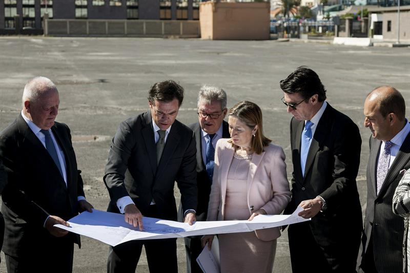 La ministra de Fomento, Ana Pastor, escucha a los dueños del Loro Parque y del futuro Acuario que se construirá en la explanada donde se encuentran, Chritoph Kiessling (2i) y su padre Wolfgang Kiessling (i), durante la visita que al Puerto de la Luz a la capital grancanaria, en la que ha estado acompñada por el ministro de Industria, Joaé Manuel Soria (2d), el presidente del Cabildo de la isla, José Miguel Bravo de Laguna (c) y el alcalde capitalino, Juan José cardona (d). EFE/Ángel Medina G