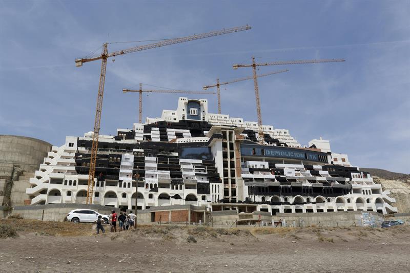 Más de 100 activistas de Greenpeace se encuentran hoy en el paraje de El Algarrobico, en Carboneras (Almería), para pintar un punto negro de 8.000 m2 en la fachada del hotel de 21 plantas y 411 habitaciones construido por Azata, para exigir su desmantelamiento inmediato. EFE/Carlos Barba