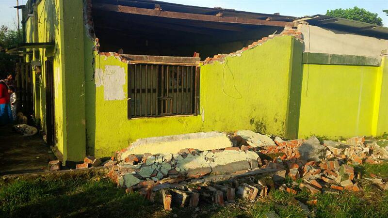 Fotografía de una vivienda afectada por un terremoto hoy, lunes 7 de julio de 2014, en el Aeropuerto Internacional de Tapachula, estado de Chiapas (México). Al menos dos personas perdieron la vida en el estado mexicano de Chiapas a causa del sismo de magnitud 6,9 en la escala de Richter registrado en el sur del país, informaron fuentes oficiales. EFE/Alberto de la Cruz
