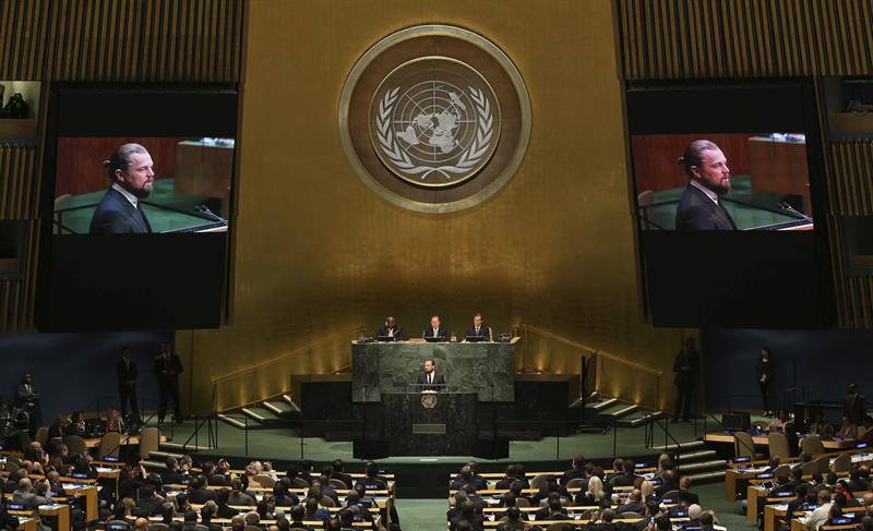El actor estadounidense Leonardo Di Caprio interviene en la Cumbre del Clima en la sede de las Naciones Unidas en Nueva York (Estados Unidos) hoy, martes 23 de septiembre de 2014. La Cumbre del Clima reunirá hoy a más de un centenar de gobernantes de todo el mundo convocados por el secretario general de la ONU, Ban Ki-moon, para acelerar la toma de decisiones que permitan reducir las emisiones contaminantes. EFE/Justin Lane