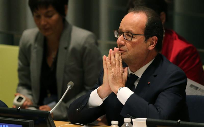 El presidente galo, François Hollande (izda), saluda al presidente peruano, Ollanta Humala (dcha), en la Cumbre del Clima en la sede de las Naciones Unidas en Nueva York (Estados Unidos) junto a su familia hoy, martes 23 de septiembre de 2014. La Cumbre del Clima reunirá hoy a más de un centenar de gobernantes de todo el mundo convocados por el secretario general de la ONU, Ban Ki-moon, para acelerar la toma de decisiones que permitan reducir las emisiones contaminantes. EFE/Justin Lane