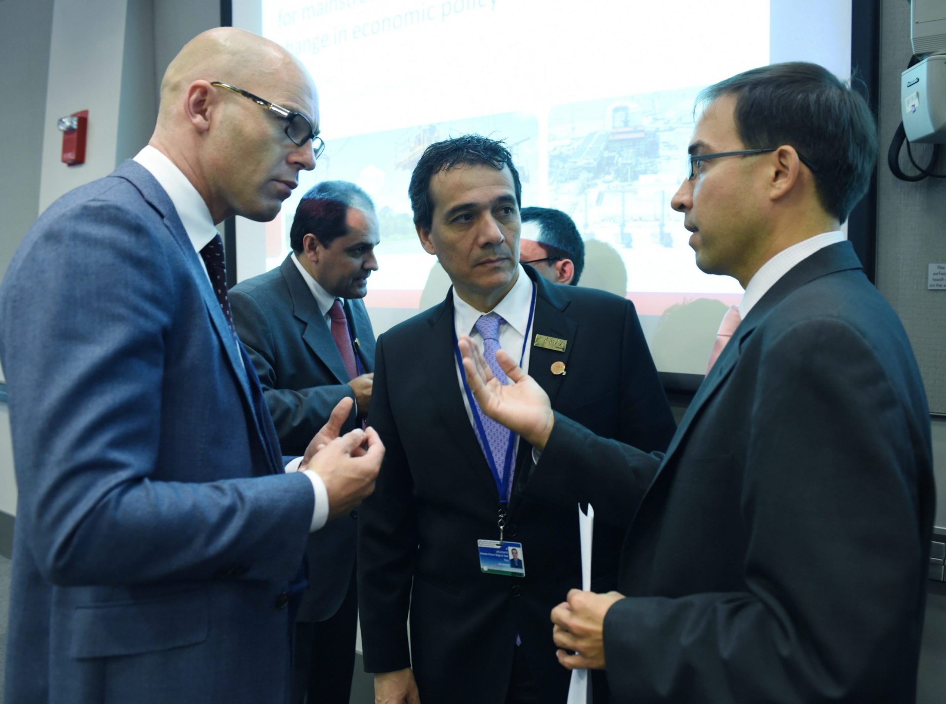 (De izquierda a derecha) El representante especial del Banco Mundial para el Cambio Climático, Patrick Verkooijen, el ministro de Economía de Perú, Alonso Segura, y Jorge Gastelumendi, asesor de exterior de la COP20,