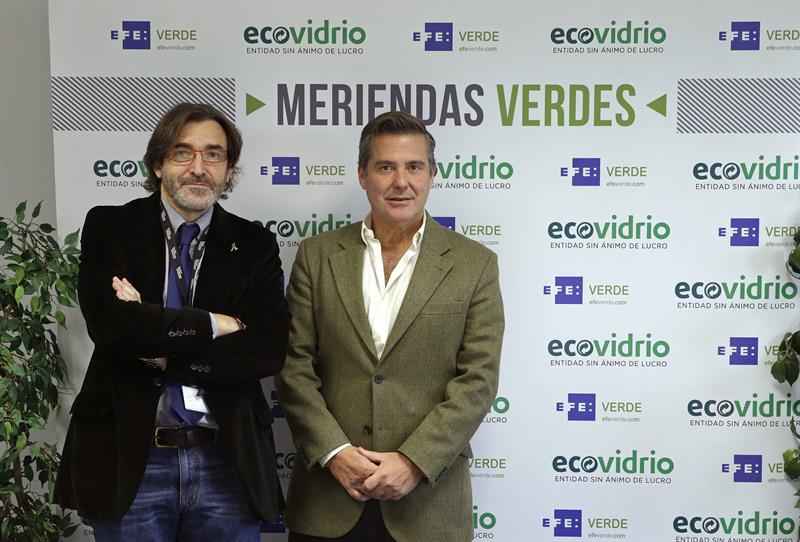 El coordinador de EFEverde, Arturo Larena (i), posa junto al director de Márketing de Ecovidrio, Borja Martiarena (d), el primer invitado a las "meriendas verdes".EFE/Ángel Díaz",