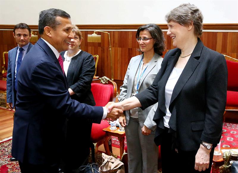 Fotografía cedida por la Presidencia de Perú hoy, domingo 7 de diciembre de 2014, que muestra al presidente peruano, Ollanta Humala (i), mientras se reúne con la administradora del Programa de Desarrollo de Naciones Unidas (PNUD), Helen Clark (d),