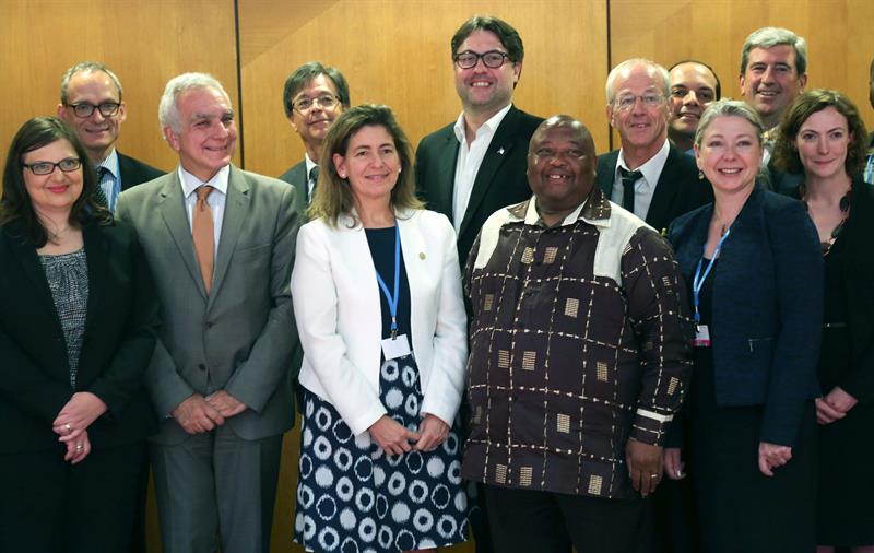 La consejera del Medio Ambiente y Política Territorial del País Vasco, Ana Oregi (3i), posa con otros delegados de Gobierno de los estados y regiones miembros de The Climate Group, en el marco de la vigésima cumbre mundial de las Naciones Unidas sobre el cambio climático (COP20) que se celebra en la capital de Perú del 1 al 12 de diciembre, en la que el Gobierno vasco renovó hoy la presidencia para Europa de esta organización internacional, dedicada a la lucha contra el cambio climático desde la colaboración público-privada. EFE/Ernesto Arias