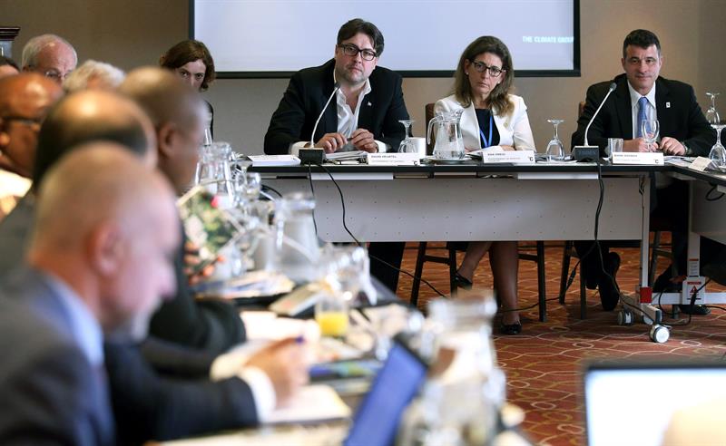 La consejera del Medio Ambiente y Política Territorial del País Vasco, Ana Oregi (2d), dirige la mesa con otros delegados de Gobierno de los estados y regiones miembros de The Climate Group, en el marco de la vigésima cumbre mundial de las Naciones Unidas sobre el cambio climático (COP20) que se celebra en la capital de Perú del 1 al 12 de diciembre, en la que el Gobierno vasco renovó hoy la presidencia para Europa de esta organización internacional, dedicada a la lucha contra el cambio climático desde la colaboración público-privada. EFE/Ernesto Arias