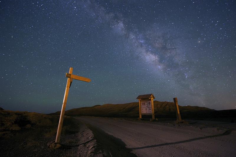 El cielo nocturno de Fuerteventura se ha convertido en la tercera Reserva Starlight de Canarias después de que la fundación que vela por los mejores lugares para contemplar las estrellas sin contaminación lumínica haya reconocido sus "excepcionales" condiciones. En la imagen, la Vía Láctea asoma en la playa de "El Roque", dentro del monumento natural "Cuchillos de Vigán", en el municipio de Tuineje, que está al sur de la isla. EFE/Carlos de Saá