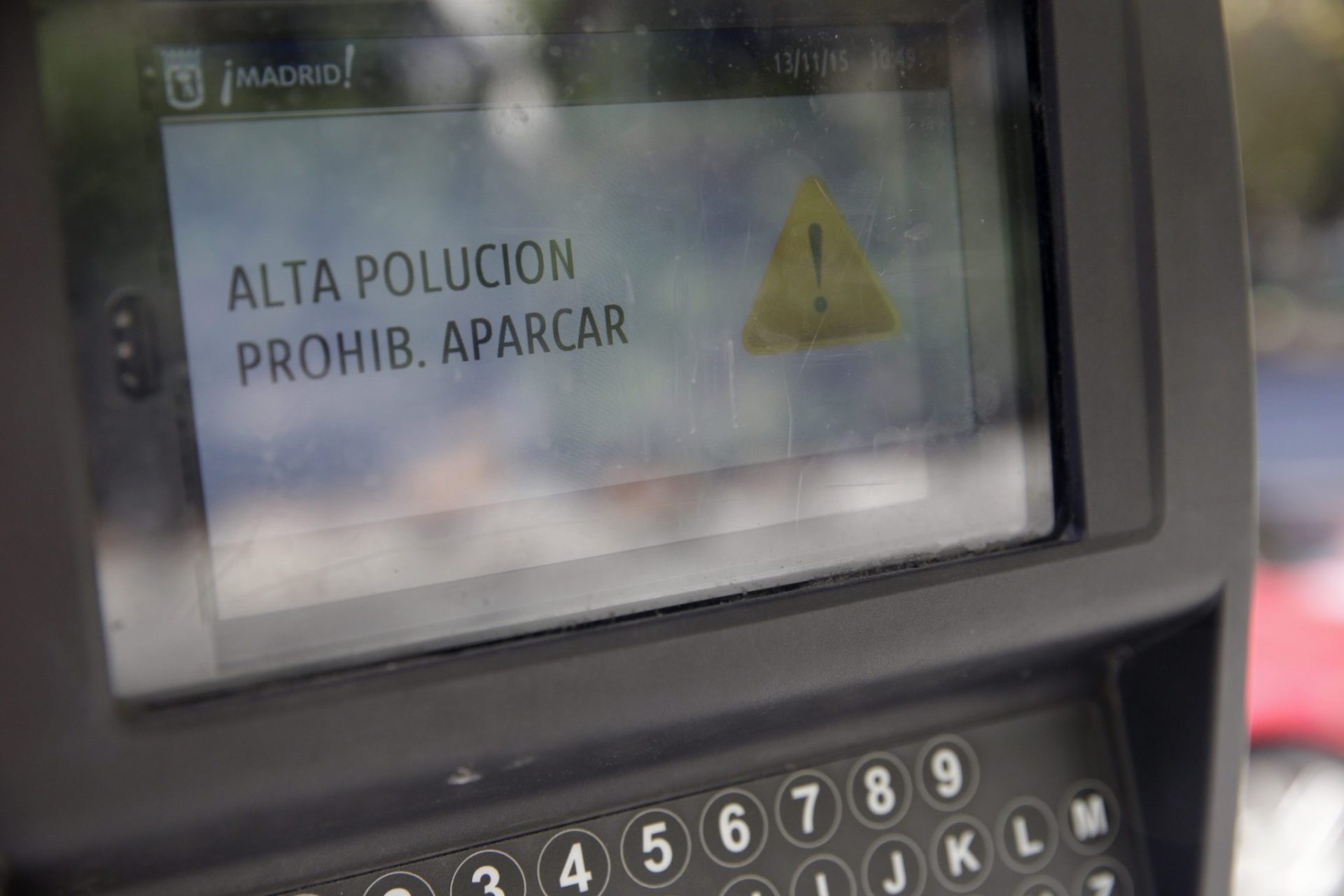 Aviso de prohibido aparcar en un parquímetro del centro de Madrid.
