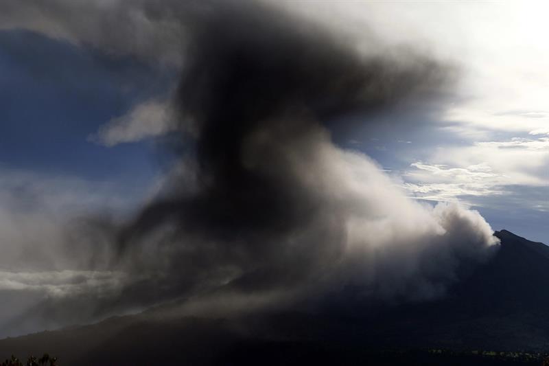 Ceniza expulsada por el volcán Turrialba, que el pasado día 20 de mayo de 2016 experimentó una potente erupción que afectó la San José (Costa Rica). cuya columna se elevó hasta los 3.000 metros sobre el cráter. EFE/JEFFREY ARGUEDAS