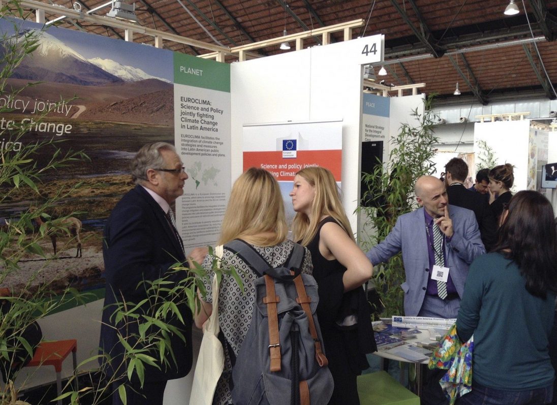 Fotografía facilitada por el programa Euroclima durante la presentación, en los Días Europeos del Desarrollo, de sus avances y el trabajo que realiza junto a sus socios. EFE