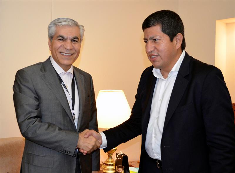 El ministro boliviano de Hidrocarburos, Luis Alberto Sánchez (d), saluda al secretario general del Foro de Países Exportadores de Gas (FPEG), Mohammad Hossein Adeli (i)