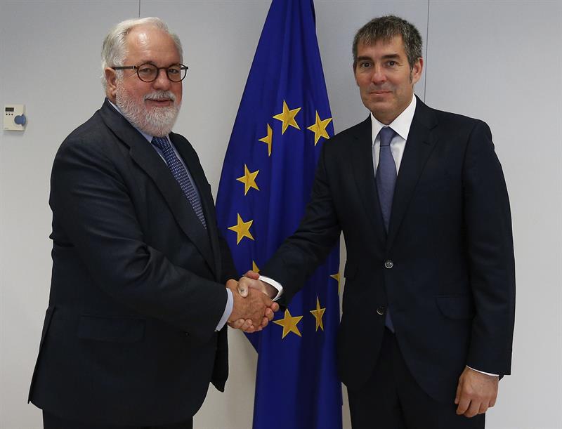 BRUSELAS, 26/07/2016.- El comisario europeo de Acción por el Clima y Energía, Miguel Arias Cañete (i), junto al presidente de la Comunidad Autónoma de Canarias, Fernando Clavijo, al inicio de la reunión que han mantenido hoy en Bruselas. EFE/ LAURENT DUBRULE