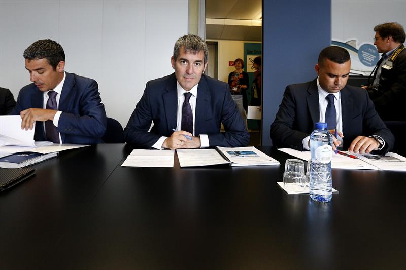 BRUSELAS, 27/07/2016.- El presidente de Canarias, Fernando Clavijo (c) durante la reunión que mantuvo con el comisario europeo de Medio Ambiente, Asuntos Marítimos y Pesca, el maltés Karmenu Vella, hoy en Bruselas. EFE/Laurent Dubrule