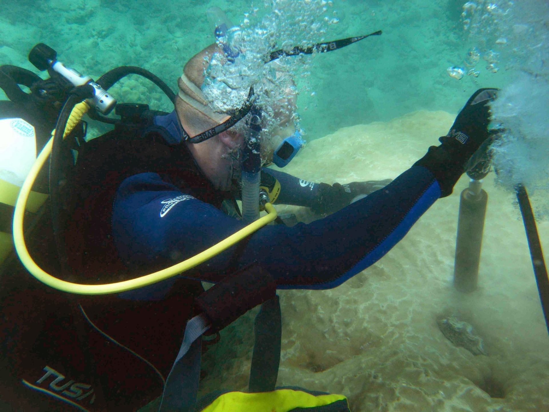 Fotografía cedida por el Instituto de Ciencias Marinas australiano (AIMS) de científicos perforando corales en la costa noroeste de Australia como parte de un estudio internacional publicado por la revista científica "Nature". EFE/Eric Watson 