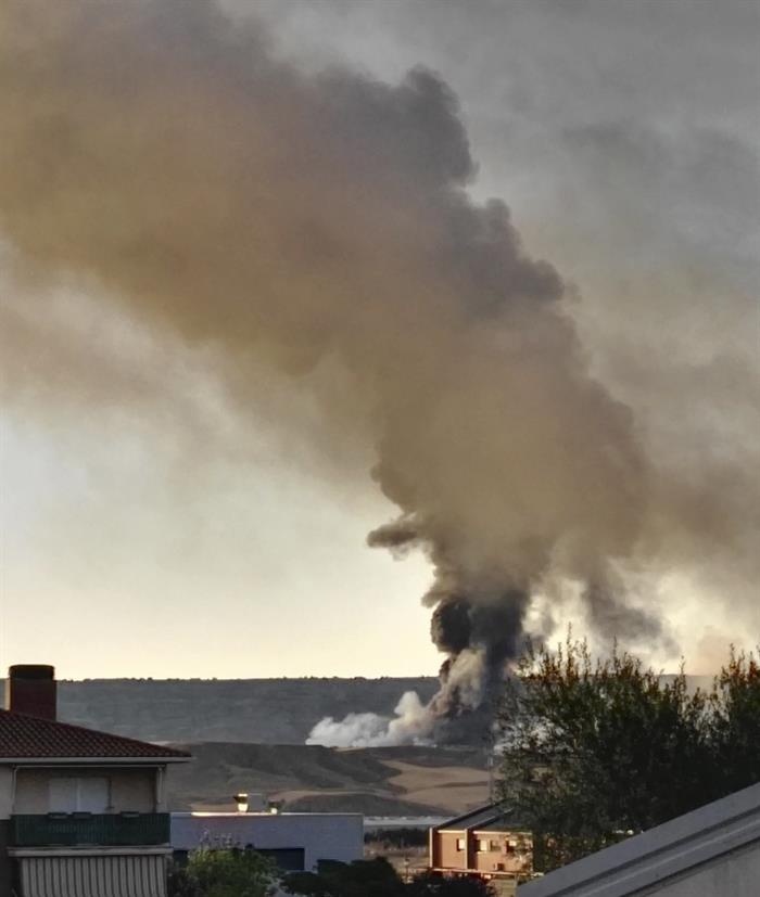 Incendio en una nave de disolventes en Chiloeches (Guadalajara). EFE/Andrea Sánchez