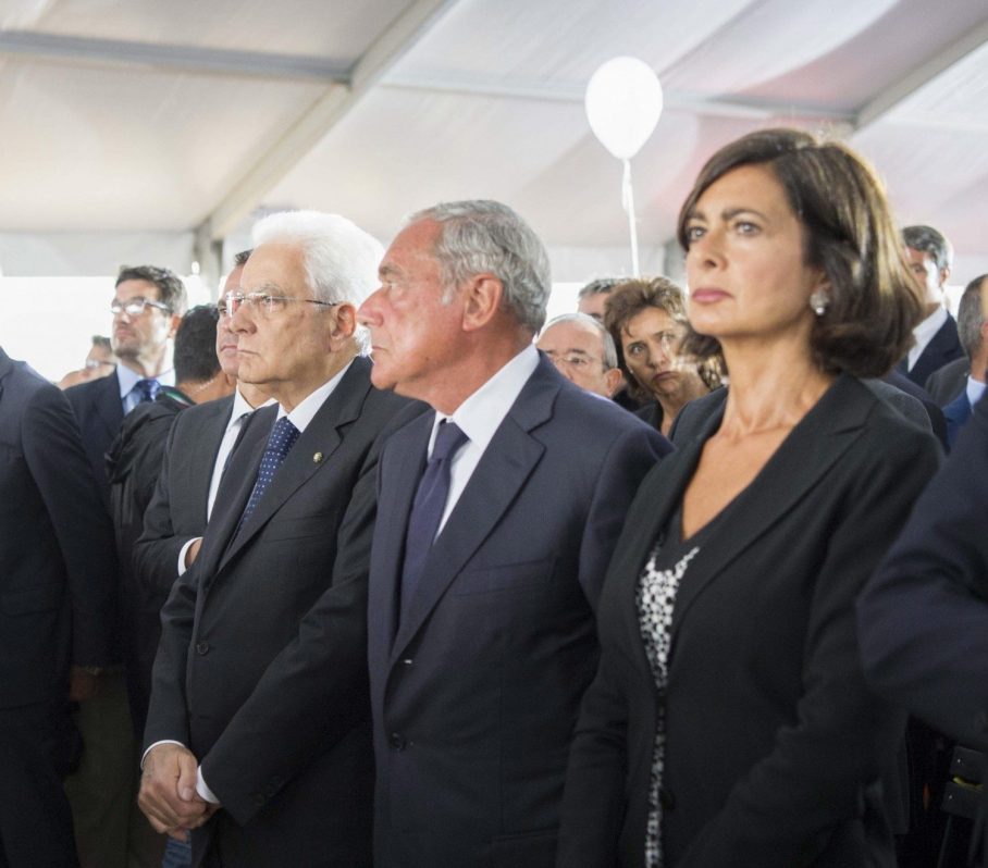QUI01 AMATRICE (ITALIA) 30/08/2016.- El presidente de la República italiana, Sergio Mattarella (i-d), el del Senado, Pietro Grasso, y la de la Cámara de los Diputados, Laura Boldrinia, asisten al funeral de Estado que se celebra en Amatrice, Italia hoy, 30 de agosto de 2016. Amatrice, el municipio más habitado de los que fueron destruidos por el terremoto del pasado 24 de agosto en el centro de Italia, despedirá hoy con un funeral de Estado a los 232 muertos en la localidad. La Protección Civil confirmó hoy que la cifra total de muertos tras el terremoto era de 292, pero continúan las labores de desescombro en búsqueda de nuevas víctimas aunque no se tiene certeza de que haya más desaparecidos. EFE/- SÓLO USO EDITORIAL/PROHIBIDA SU VENTA