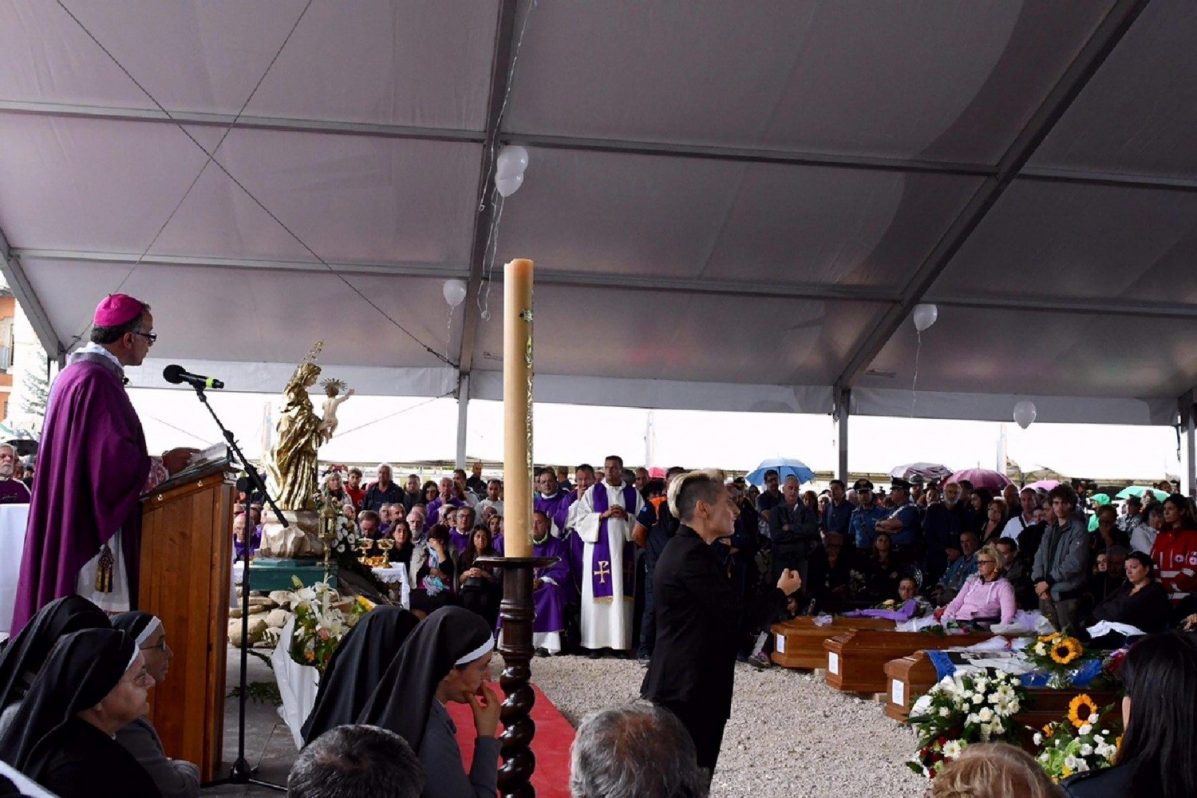 Cientos de personas asisten al funeral de Estado por las víctimas del terremoto. EFE/Claudio Lattanzio