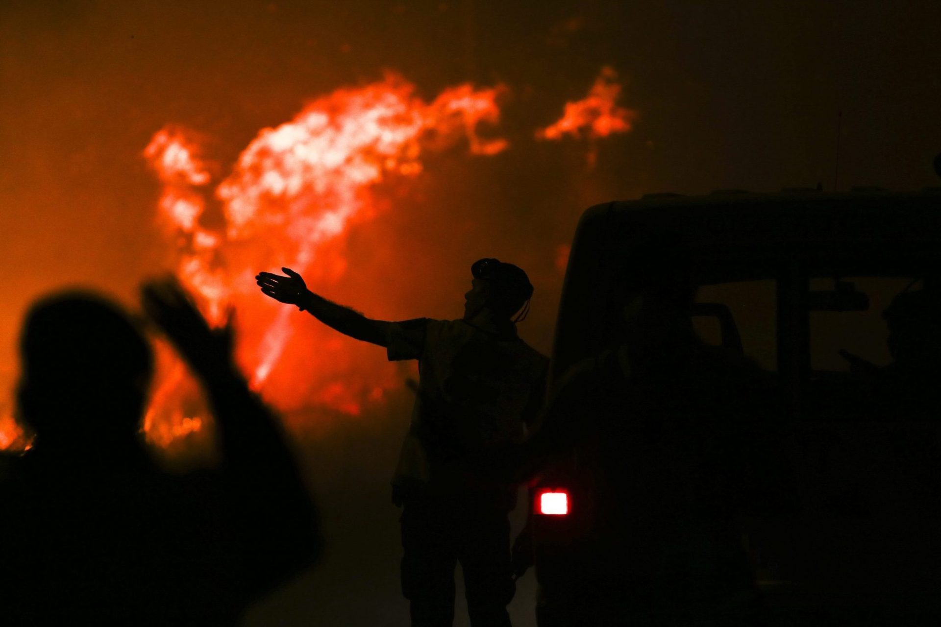 La gente deja sus viviendas durante un incendio forestal hoy,  en el área de Sierra de Monchique, Monchique (Portugal). EFE/Jose Sena Goulao 