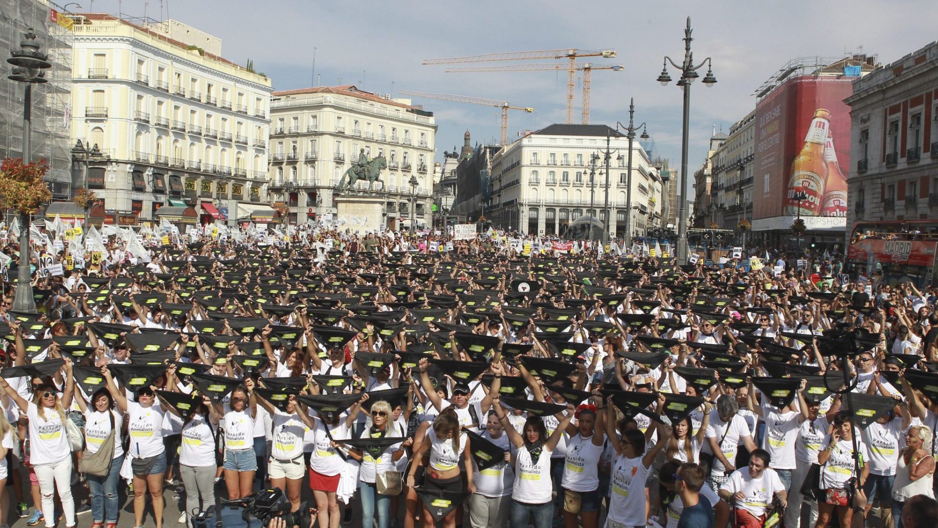 Manifestación convocada por el Partido Animalista (PACMA) en la Puerta del Sol de Madrid contra los festejos taurinos bajo el lema "Misión Abolición". EFE/Víctor Lerena