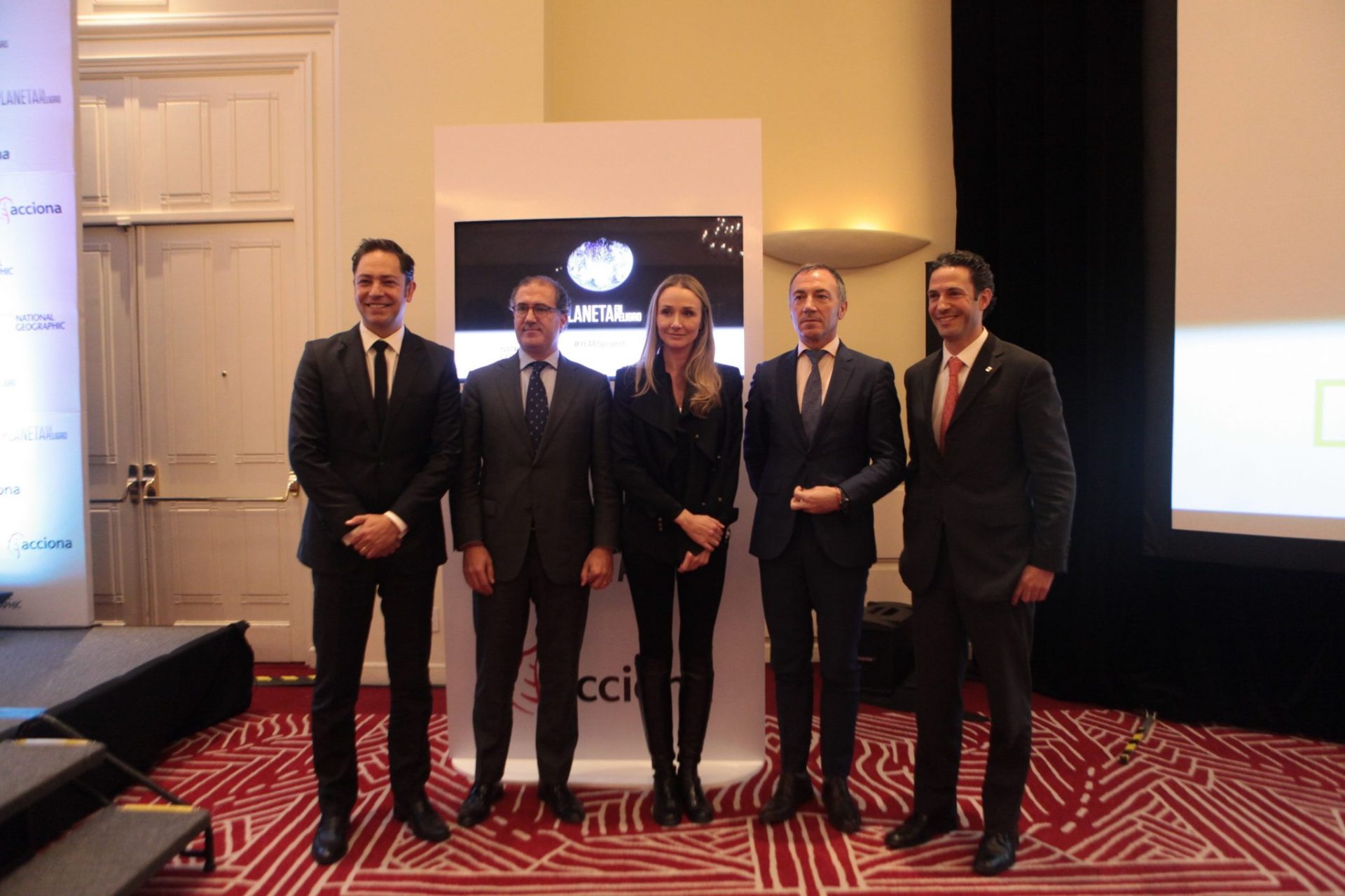 El cantante Jan (2i), Guillermo Jiménez, directivo de Acciona (i), Alexandra Costeau (c), Miguel Ángel Alonso, directivo de Acciona México (d), y Lorenzo Orozco, ejecutivo de NatGeo (2d), este 23 de noviembre de 2016, en la presentación de la serie documental de televisión "Planeta en peligro". EFE/ Sáshenka Gutiérrez